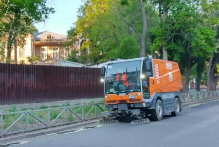 Одесские коммунальщики с помощью волонтеров убирали улицы и ликвидировали стихийные свалки вдоль железнодорожных путей (фото)