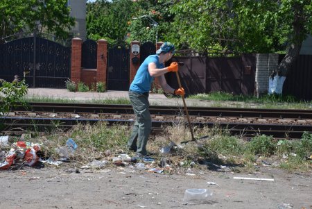 Одесские коммунальщики с помощью волонтеров убирали улицы и ликвидировали стихийные свалки вдоль железнодорожных путей (фото)
