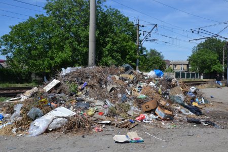 Одесские коммунальщики с помощью волонтеров убирали улицы и ликвидировали стихийные свалки вдоль железнодорожных путей (фото)