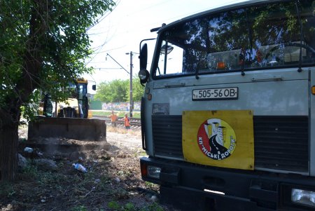 Одесские коммунальщики с помощью волонтеров убирали улицы и ликвидировали стихийные свалки вдоль железнодорожных путей (фото)