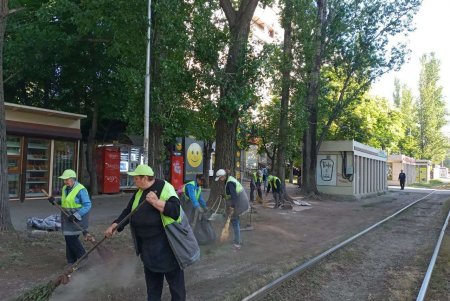 Одесские коммунальщики с помощью волонтеров убирали улицы и ликвидировали стихийные свалки вдоль железнодорожных путей (фото)