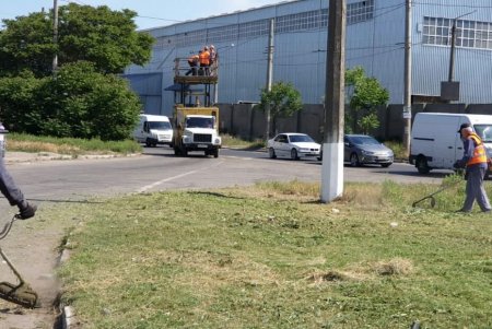 Одесские коммунальщики с помощью волонтеров убирали улицы и ликвидировали стихийные свалки вдоль железнодорожных путей (фото)