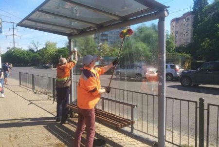Одесские коммунальщики с помощью волонтеров убирали улицы и ликвидировали стихийные свалки вдоль железнодорожных путей (фото)