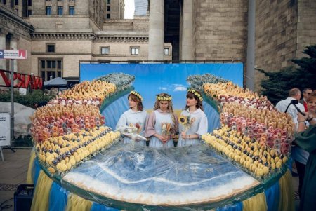 Одесская мастерица испекла пряники в виде цветов, Черного моря и угощала всех на фестивале в Варшаве (фото)
