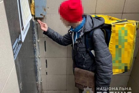 В центре Одессы задержали наркоторговца, который под видом курьера службы доставки ежедневно раскладывал «закладки» с каннабисом (фото)