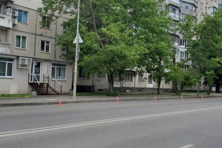 Для снижения рисков ДТП и безопасности велосипедистов на Фонтанской дороге коммунальщики установили столбики (фото)