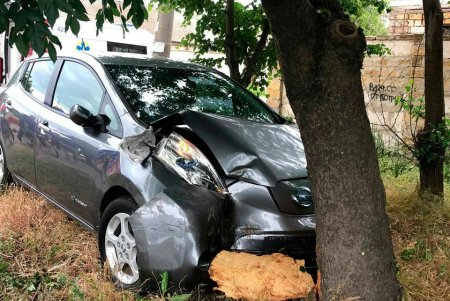 В Малиновском районе автомобиль Nissan столкнулся с мопедом: пожилой мопедист с травмами в больнице (фото)
