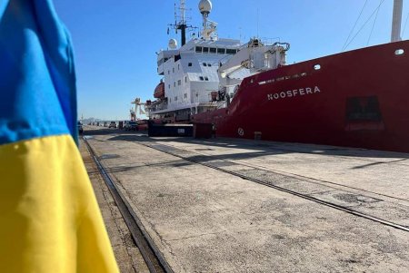 Украинский ледокол «Ноосфера» после черырехмесячного арктического рейса не может вернуться в Одессу (фото)