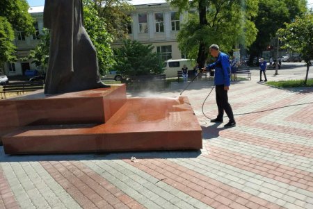 Коммунальщики отремонтировали бювет в Михайловском сквере (фото)