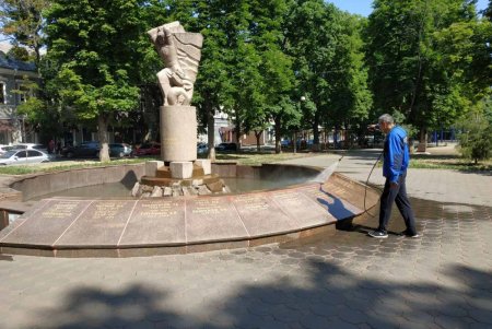 Коммунальщики отремонтировали бювет в Михайловском сквере (фото)