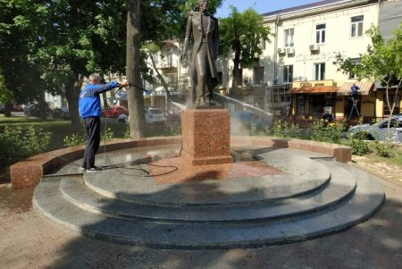 Коммунальщики отремонтировали бювет в Михайловском сквере (фото)