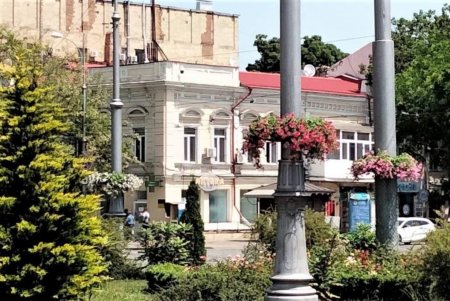 Площадь 10 Апреля украсят композиции из летних цветов (фото)