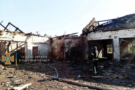 В Одесской области спасатели ликвидировали пожар, возникший в результате попадания крылатой ракеты (фото, видео)