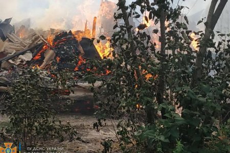 Утром в Белгороде-Днестровском горели хозяйственные постройки: пожарные предотвратили угрозу распространения огня на жилые дома (фото)