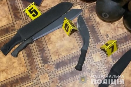 В центре города мужчина хранил в автомобиле мачете и марихуану, а в доме — оружие и боеприпасы (фото, видео) 