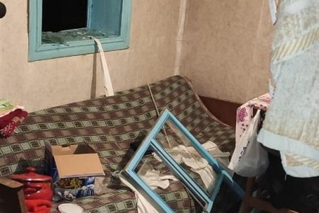 Житель Подольска угрожал соседке топором, а потом выломал в ее доме окна и двери (фото)