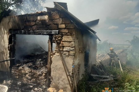 В селе Березовского района ликвидировали пожар в хозяйственной постройке (фото, видео)