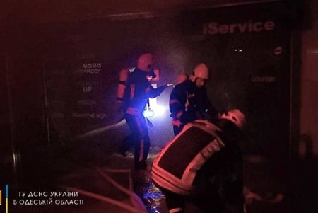 На Греческой площади возник пожар в подземном торговом центре (фото, видео) 