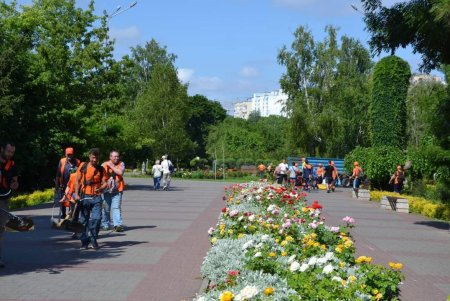 Коммунальщики провели субботник в парке Победы: убирали мусор, подрезали деревья, чистили чаши фонтана (фото)
