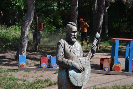 Коммунальщики провели субботник в парке Победы: убирали мусор, подрезали деревья, чистили чаши фонтана (фото)