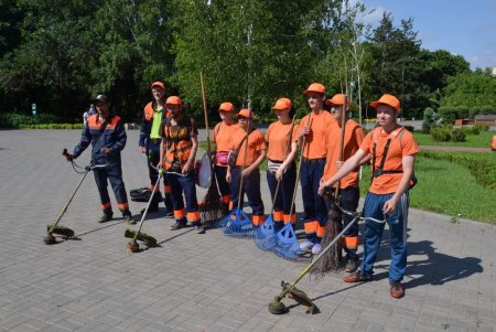 Коммунальщики провели субботник в парке Победы: убирали мусор, подрезали деревья, чистили чаши фонтана (фото)