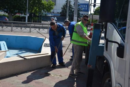 Коммунальщики провели субботник в парке Победы: убирали мусор, подрезали деревья, чистили чаши фонтана (фото)