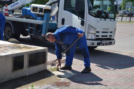 Коммунальщики провели субботник в парке Победы: убирали мусор, подрезали деревья, чистили чаши фонтана (фото)