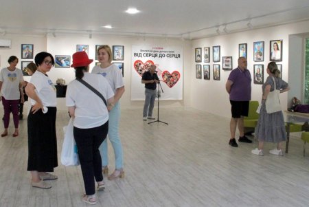 В Летнем театре Горсада открылась фотовыставка «От сердца к сердцу» (фоторепортаж)