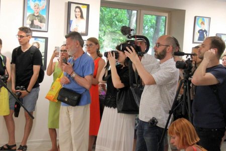 В Летнем театре Горсада открылась фотовыставка «От сердца к сердцу» (фоторепортаж)