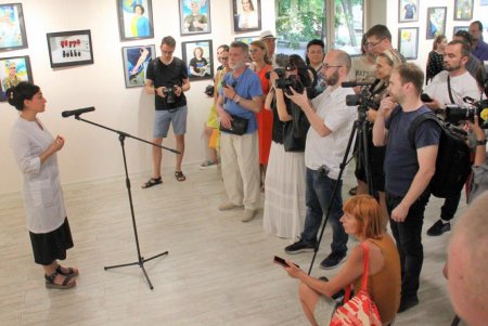 В Летнем театре Горсада открылась фотовыставка «От сердца к сердцу» (фоторепортаж)