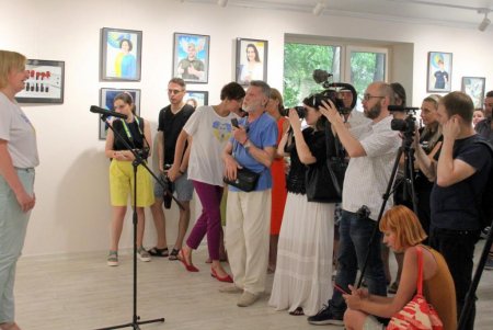 В Летнем театре Горсада открылась фотовыставка «От сердца к сердцу» (фоторепортаж)