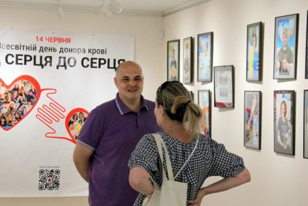 В Летнем театре Горсада открылась фотовыставка «От сердца к сердцу» (фоторепортаж)