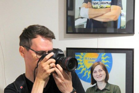 В Летнем театре Горсада открылась фотовыставка «От сердца к сердцу» (фоторепортаж)