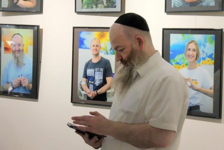 В Летнем театре Горсада открылась фотовыставка «От сердца к сердцу» (фоторепортаж)