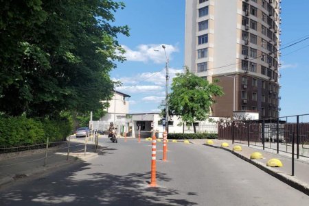 На одной из улиц Приморского района установлены делинаторы (фото)