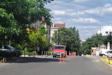 На одной из улиц Приморского района установлены делинаторы (фото)