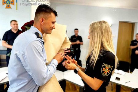 В Одессе спасатель сделал предложение любимой девушке, поднявшись на коленчатом подъемнике на шестой этаж (фото, видео)