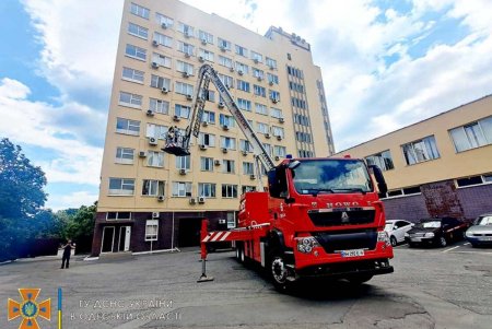 В Одессе спасатель сделал предложение любимой девушке, поднявшись на коленчатом подъемнике на шестой этаж (фото, видео)
