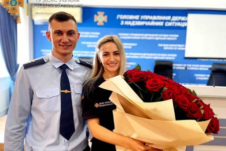 В Одессе спасатель сделал предложение любимой девушке, поднявшись на коленчатом подъемнике на шестой этаж (фото, видео)