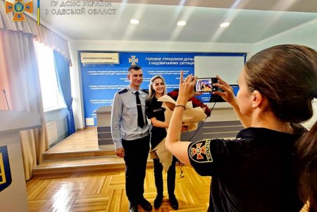 В Одессе спасатель сделал предложение любимой девушке, поднявшись на коленчатом подъемнике на шестой этаж (фото, видео)