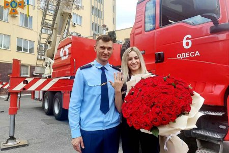 В Одессе спасатель сделал предложение любимой девушке, поднявшись на коленчатом подъемнике на шестой этаж (фото, видео)
