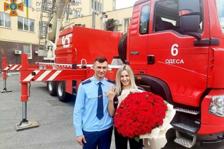 В Одессе спасатель сделал предложение любимой девушке, поднявшись на коленчатом подъемнике на шестой этаж (фото, видео)
