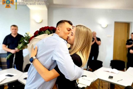 В Одессе спасатель сделал предложение любимой девушке, поднявшись на коленчатом подъемнике на шестой этаж (фото, видео)