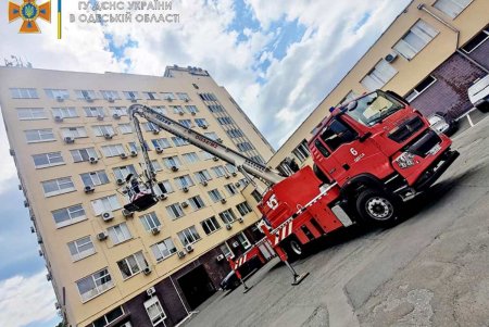 В Одессе спасатель сделал предложение любимой девушке, поднявшись на коленчатом подъемнике на шестой этаж (фото, видео)