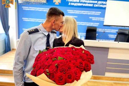 В Одессе спасатель сделал предложение любимой девушке, поднявшись на коленчатом подъемнике на шестой этаж (фото, видео)