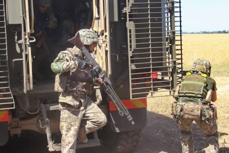 Подразделение бригады морской пехоты практикуется с британскими бронемашинами Mastiff в степях Одесской области (фото)