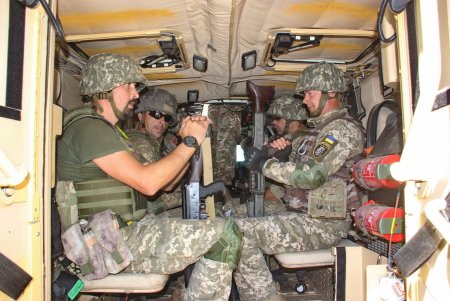 Подразделение бригады морской пехоты практикуется с британскими бронемашинами Mastiff в степях Одесской области (фото)