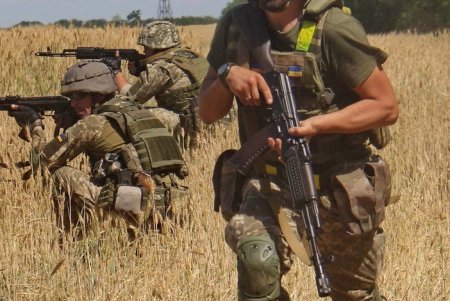 Подразделение бригады морской пехоты практикуется с британскими бронемашинами Mastiff в степях Одесской области (фото)