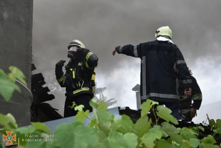 Пожарные спасли частный двухэтажный дом на Святослава Рихтера от уничтожения огнем (фото)