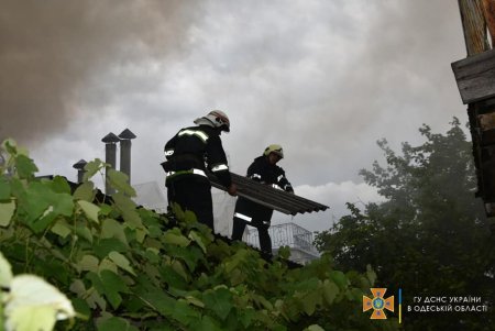 Пожарные спасли частный двухэтажный дом на Святослава Рихтера от уничтожения огнем (фото)